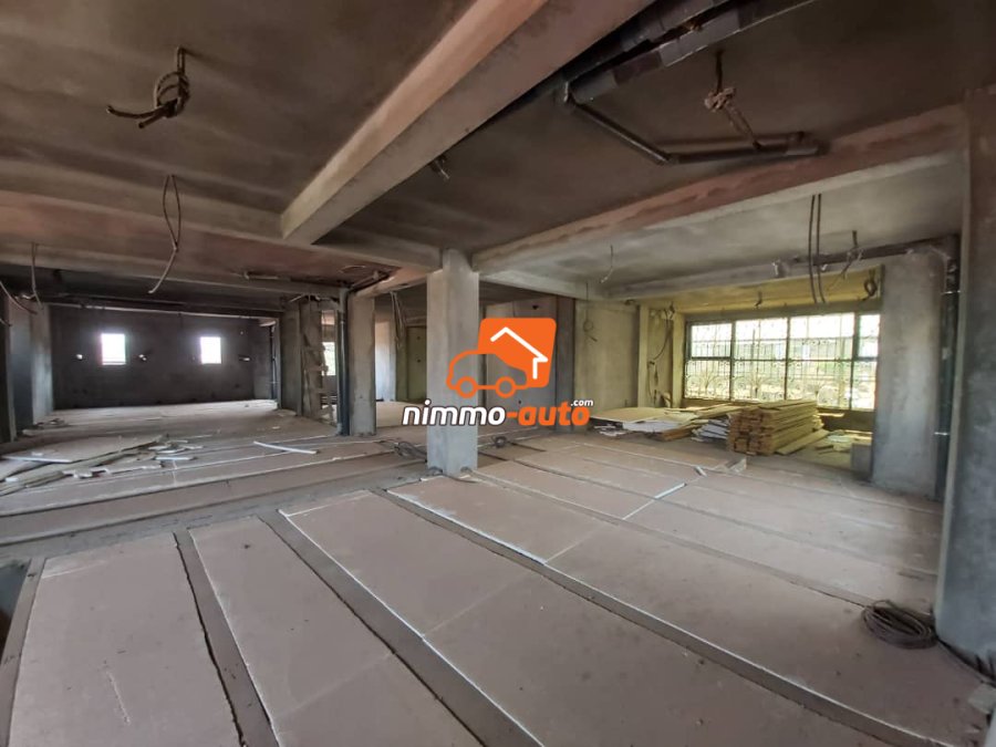 Très Grand Espace Commercial de type BANQUE à louer à Biyem-Assi