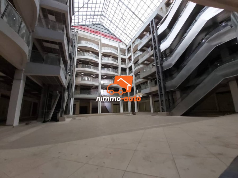 Très Grand Bureau Super Standing dans un Centre Commercial