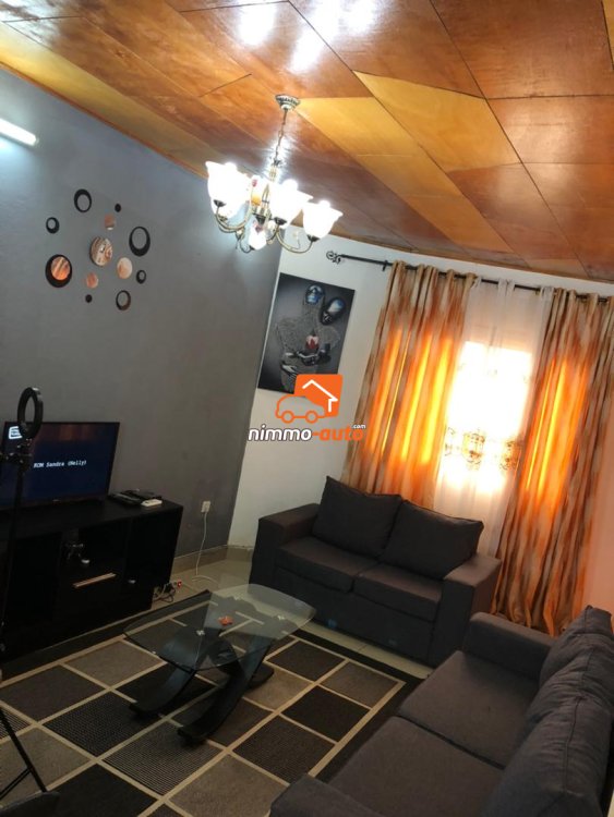 Studio meublé à louer à Biyem assi