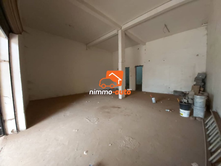 Très Grand Entrepôt de 170m² au Centre-Ville