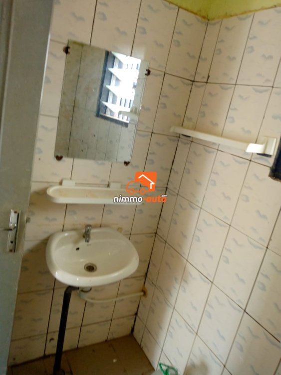 Studio à louer au Rond point express Biyemassi