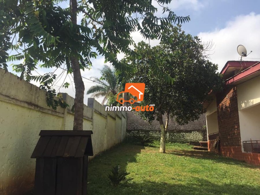 Grande villa à louer à Odza