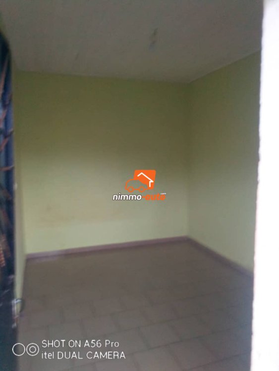 Très grande chambre moderne à louer à Simbock