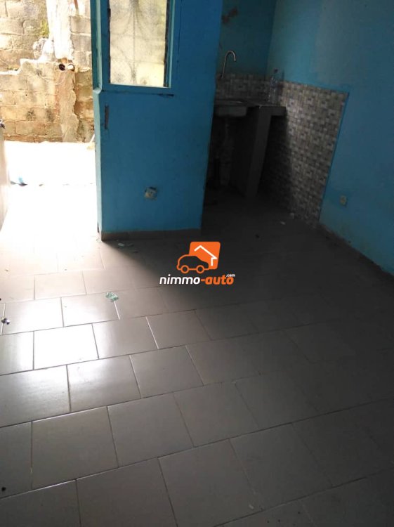 Chambre moderne à louer derrière le commissariat de Mendong