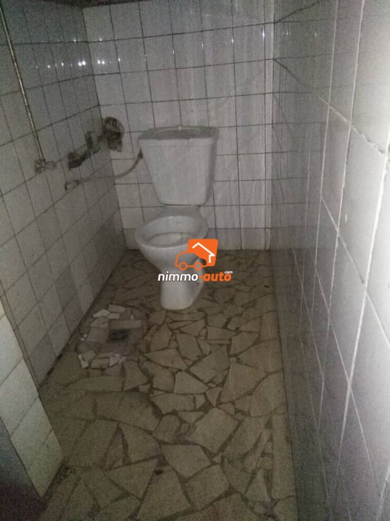 Chambre avec douche externe à louer à Biyemassi Superette