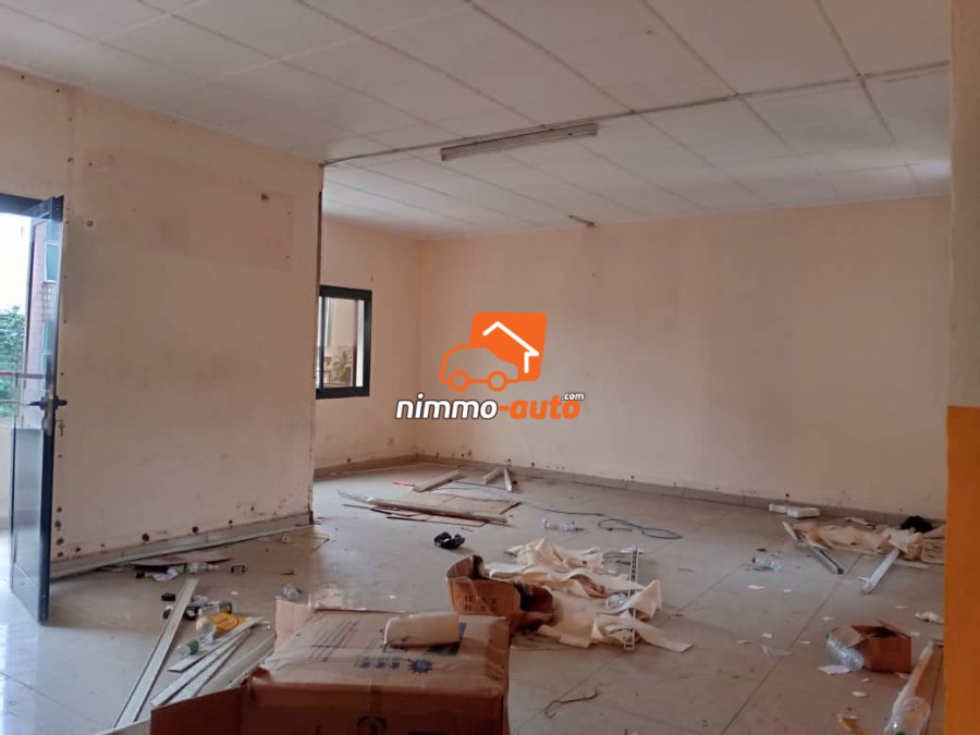 Très grand bureau climatisé à louer à Deido Rue Kotto