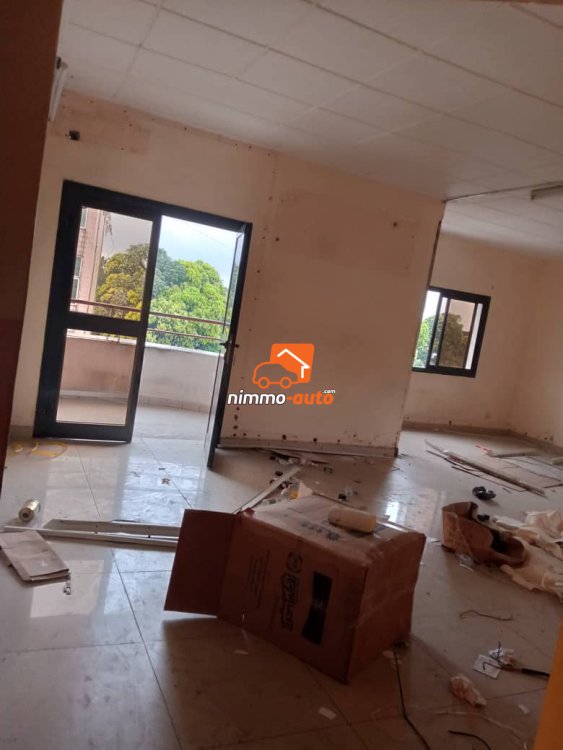 Très grand bureau climatisé à louer à Deido Rue Kotto