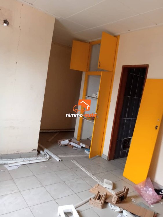 Très grand bureau climatisé à louer à Deido Rue Kotto