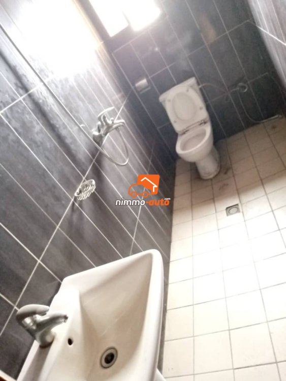 Très grand bureau climatisé à louer à Deido Rue Kotto