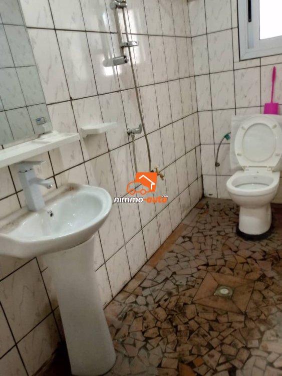 Espace pour bureau nouvellement construit à Deido