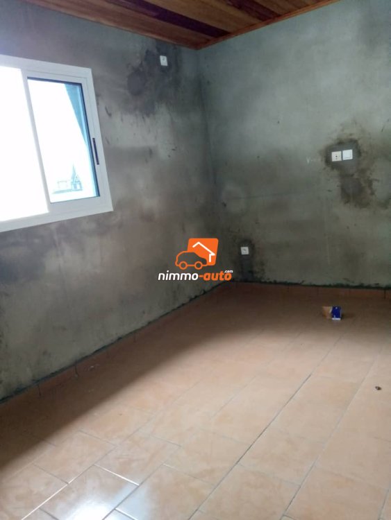 Espace pour bureau nouvellement construit à Deido