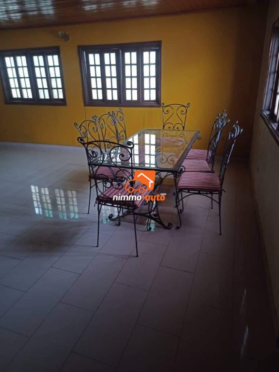 Très belle et spacieuse villa à louer à Efoulan