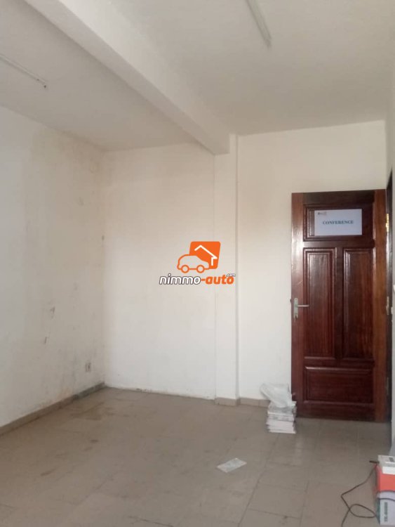 Très grand bureau à louer à Akwa