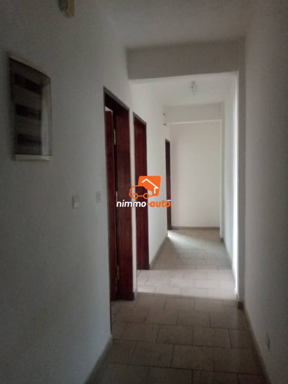 Très grand bureau à louer à Akwa