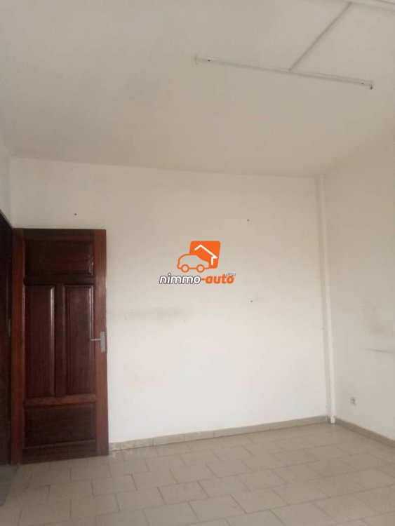 Très grand bureau à louer à Akwa