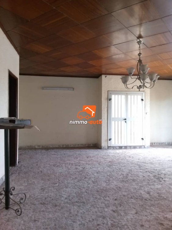 Très grand appartement haut standing en rénovation à louer à Etoa-Meki