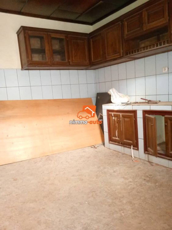 Très grand appartement haut standing en rénovation à louer à Etoa-Meki