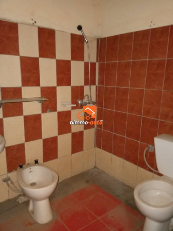 Très grand appartement haut standing en rénovation à louer à Etoa-Meki