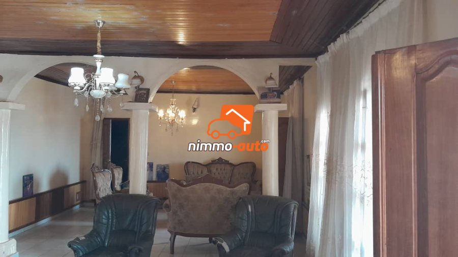 Très grande villa à vendre à Nkozoa