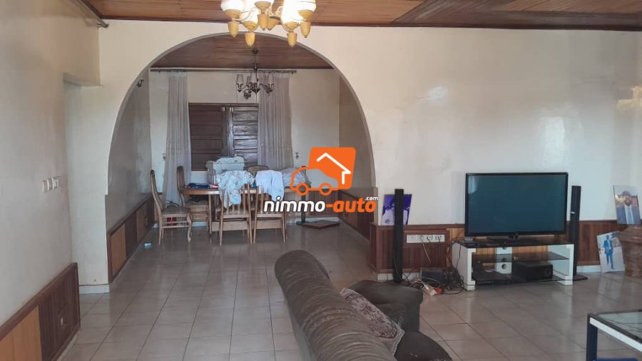 Très grande villa à vendre à Nkozoa