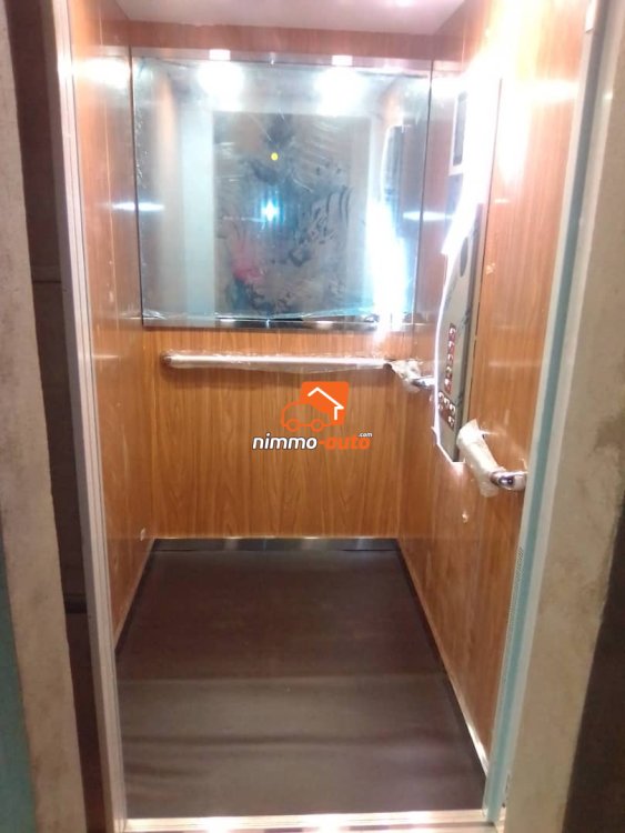 Bureaux à louer en open space dans un immeuble R+3 au Golf/Bastos