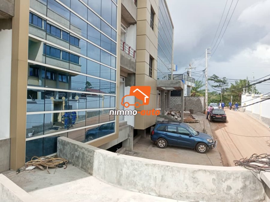 Bureaux à louer en open space dans un immeuble R+3 au Golf/Bastos