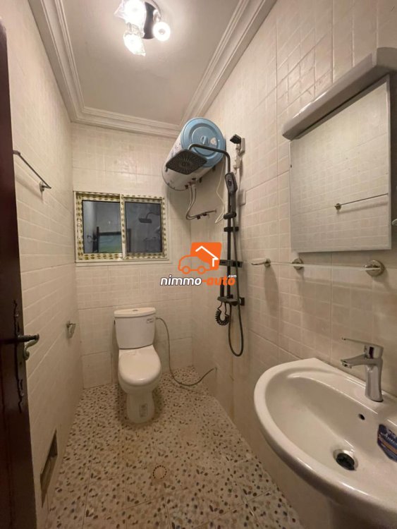 Immeuble de 12 appartements nouvellement construit à Odza