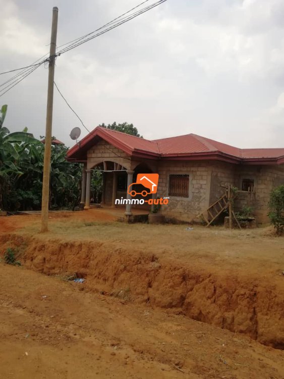 Maison inachevée à vendre à Etoa