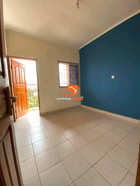 Appartement moderne nouvellement construit à Biyemassi maison blanche