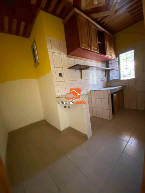 Appartement moderne nouvellement construit à Biyemassi maison blanche