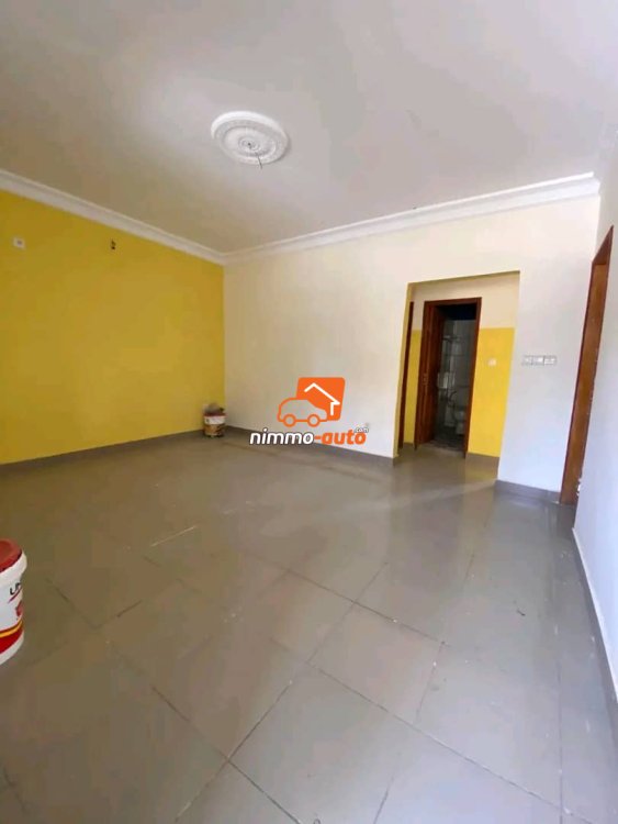 Appartement moderne nouvellement construit à Biyemassi maison blanche