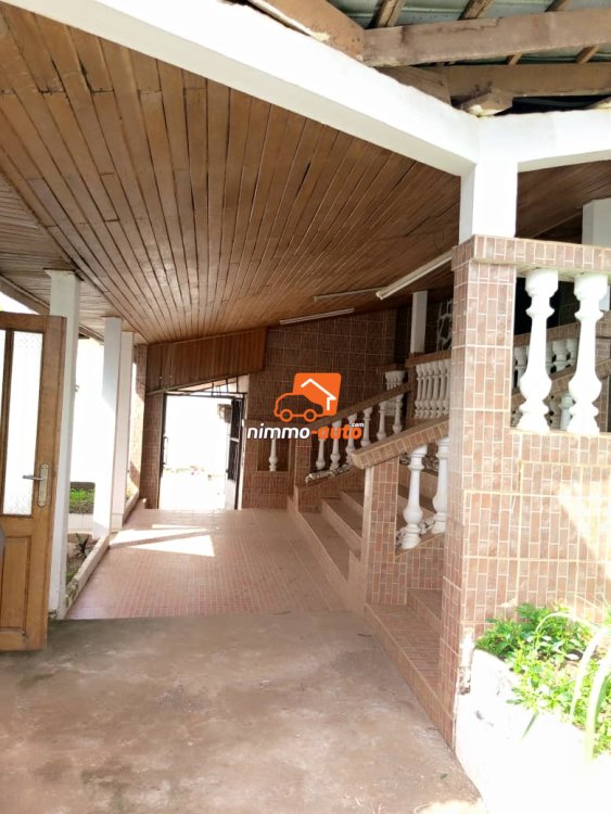 Somptueux duplex à vendre au Golf Bastos