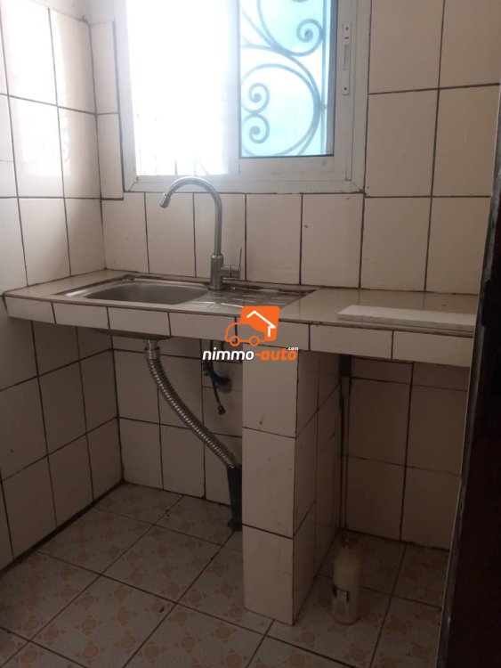 Très grande chambre moderne staffée partout à louer à Cité sic nouvellement construite