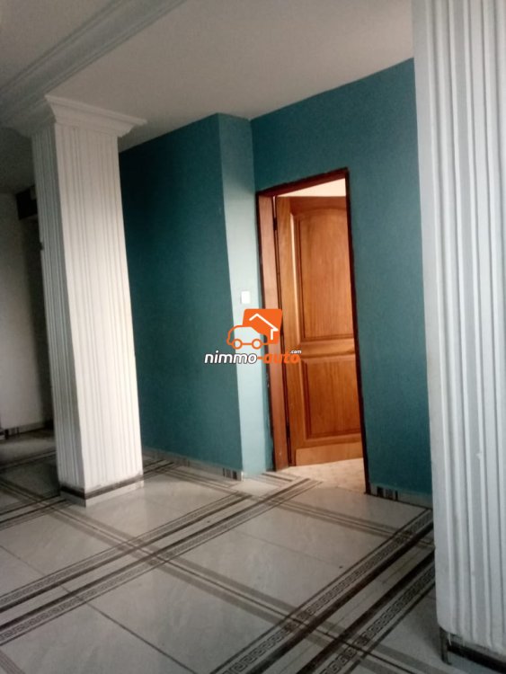 Très grande chambre moderne staffée partout à louer à Cité sic nouvellement construite