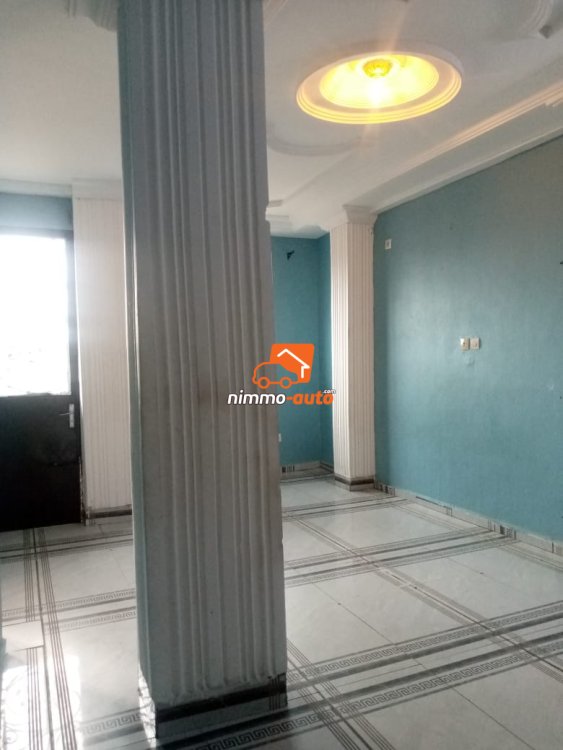 Très grande chambre moderne staffée partout à louer à Cité sic nouvellement construite