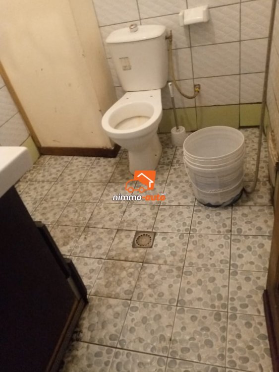 Très grande chambre moderne staffée partout à louer à Cité sic nouvellement construite