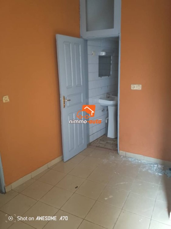 Studio moderne à Odza borne 10 non loin de la route