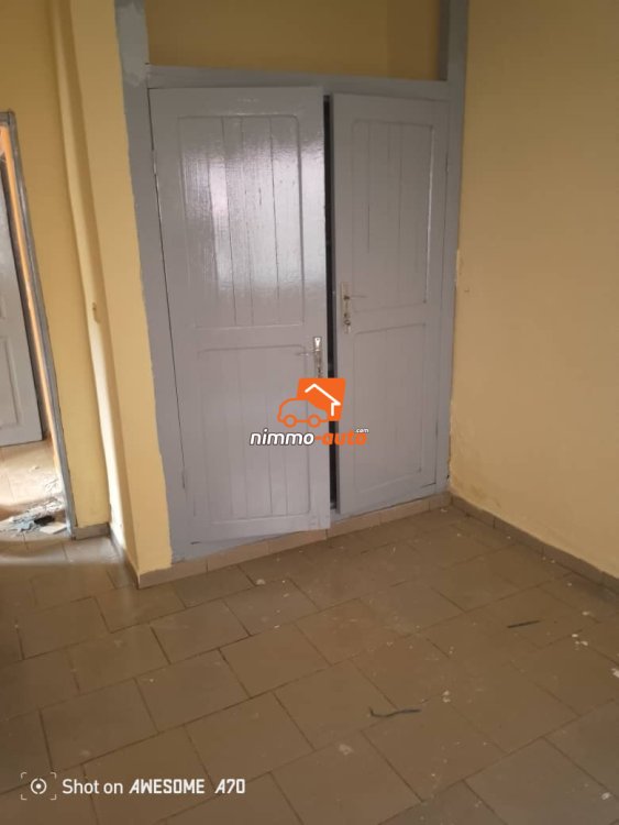 Studio moderne à Odza borne 10 non loin de la route