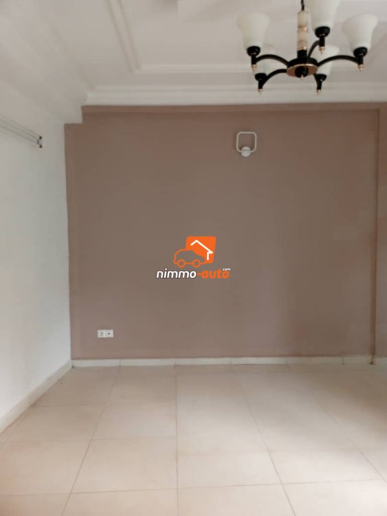 Studio moderne climatisé et avec groupe électrogène à Bastos