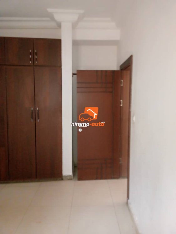 Studio moderne climatisé et avec groupe électrogène à Bastos