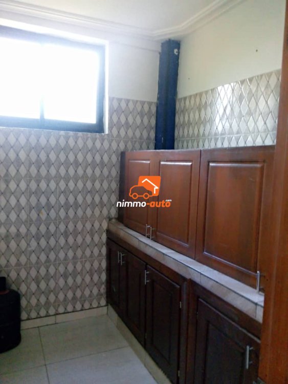 Appartement moderne avec groupe électrogène à louer à Bastos