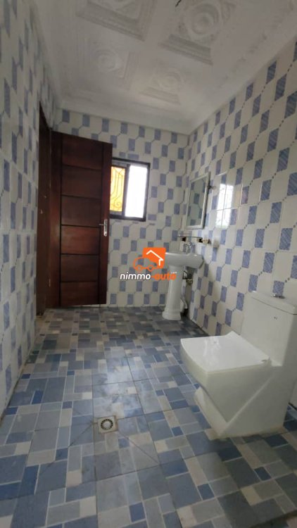 Somptueux duplex nouvellement construit à louer à Simbock/Mbalgong