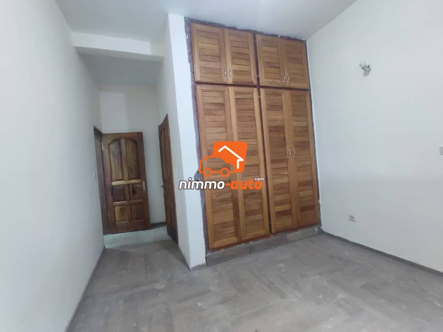 Des appartements modernes nouvellement construits à louer à Odza plaque L&B