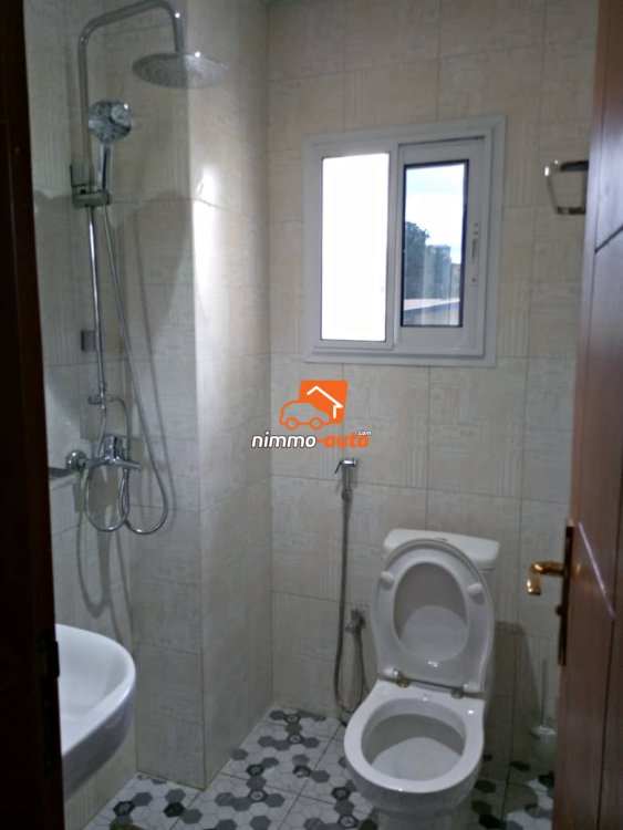 Appartement ultra moderne nouvellement construit à louer à Titi garage