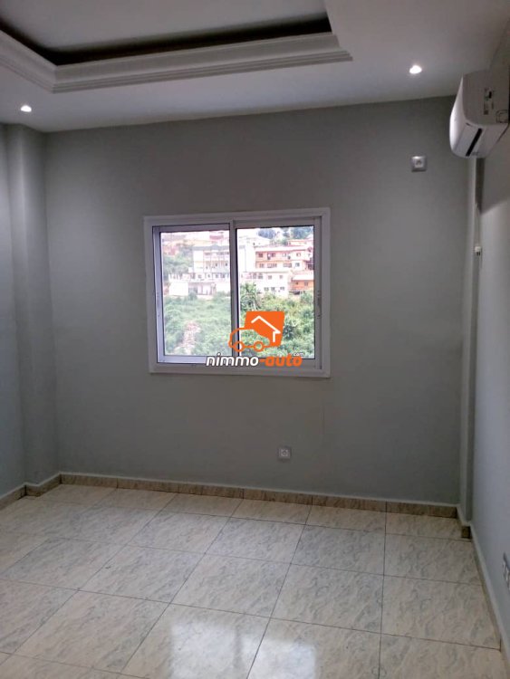 Appartement ultra moderne nouvellement construit à louer à Titi garage