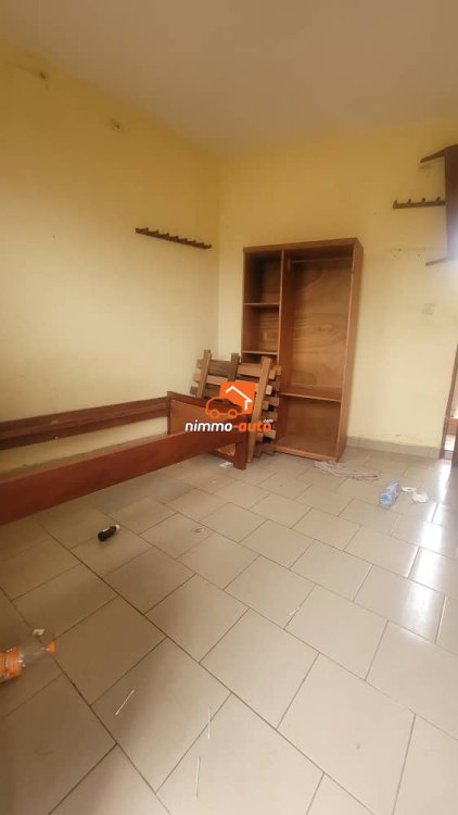 Une chambre moderne avec cuisine douche à Biyemassi Lac
