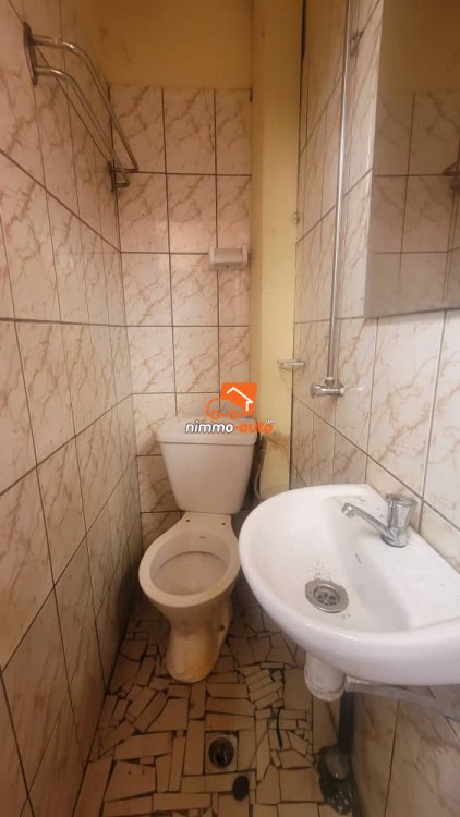 Une chambre moderne avec cuisine douche à Biyemassi Lac