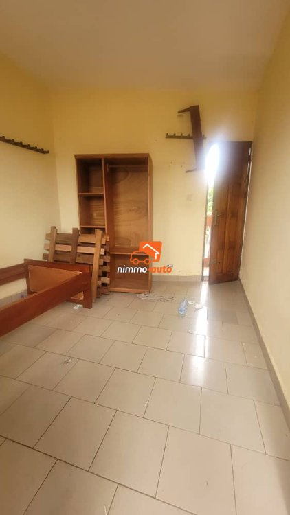Une chambre moderne avec cuisine douche à Biyemassi Lac