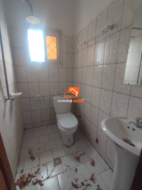 Studio moderne nouvellement construit à louer derrière Odza petit marché