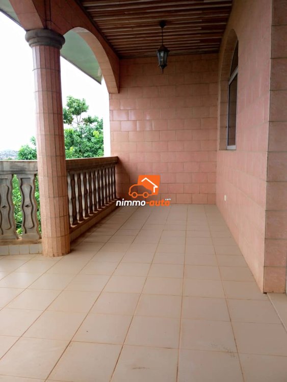 Immeuble R+2 à vendre ou à louer à ODZA.